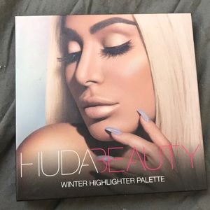 Huda Winter Highlighter Palette